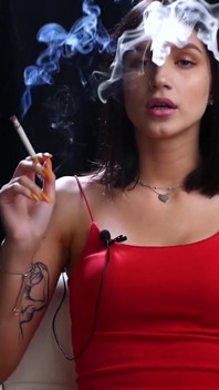 穿着红色衣服的性感女士正在抽两个100mm的红发女郎