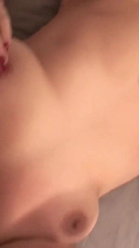 Prsatá potetovaná MILFka kouří jeho ptáka v POV