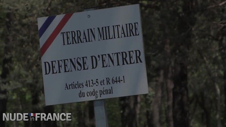 La France a Poil: Sexy zrzka šuká starého muže v křoví