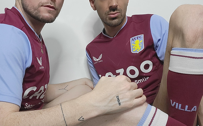 Twotwinkhusbands: İngiliz ayaklı delikanlı aston villa kitinde deliğini siktiriyor