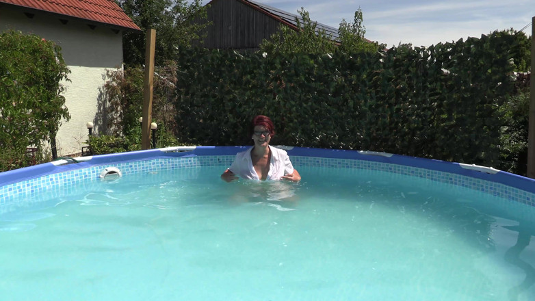 Popp Sylvie: Sylvie with her dildo at the Pool