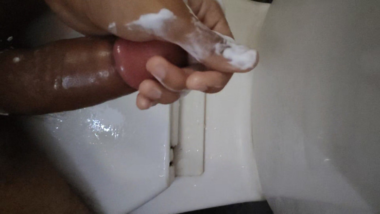 slayboy69: Şampuan kullanarak yarak okşuyor ve sert boşalıyor