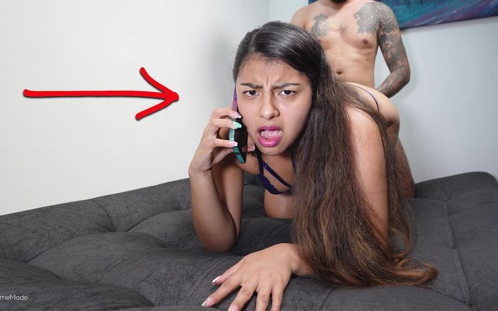XxHomeMade: Ontrouwe teef praat aan de telefoon met haar man terwijl...