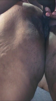 Czarny napalona murzynka BBW milf zostaje głaskany od tyłu, aż strzela swoim dużym ładunkiem