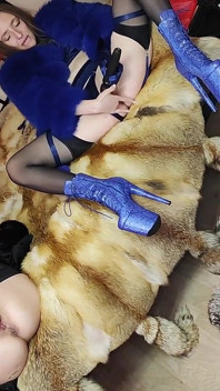 Fétiche lesbien de la fourrure, baise avec gode ceinture, tonnes de fourrure, éjaculations énormes sur un manteau de fourrure