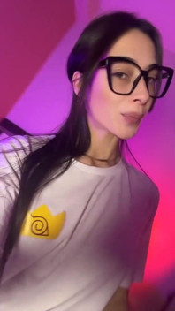 Szeroki T-shirt, muzyka i prowokacja