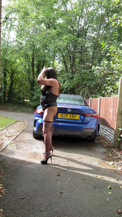 Kellycd2022: Si seksi crossdresser kellycd2022 dengan stoking seksi dan stoking jaring-jaring...