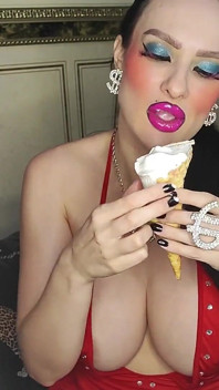 Bimbo de grandes labios con lápiz labial brillante come helado