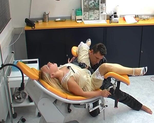 Rubber & Clinic Studio - 1ATOYS: Kinky caoutchouc baise sur le gynchair