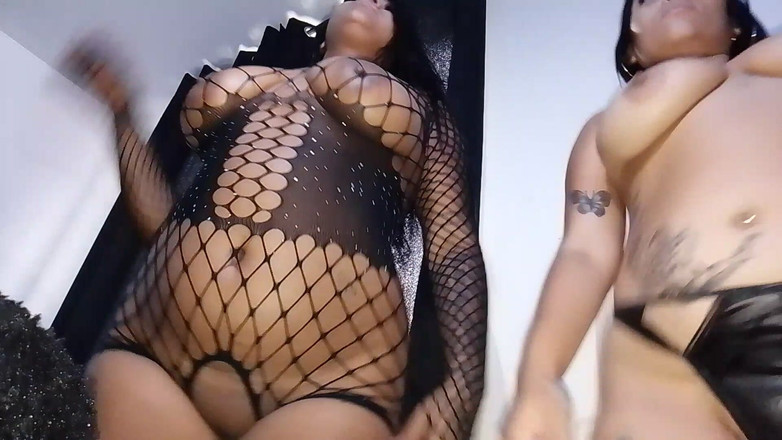 LiL Latin Goddess: 2 chicas dansent avant le spectacle