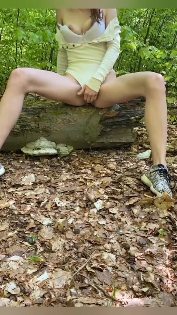 Hot_dirty_couple: Jonge schoonheid spuit in het bos