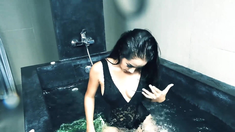 Asian Pussy Vision: Hot Asian teen showers in bathtub