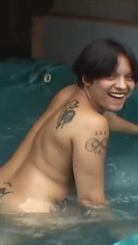 Sexy sgrillettamento all'aperto e masturbazione della figa con una calda ragazza arrapata