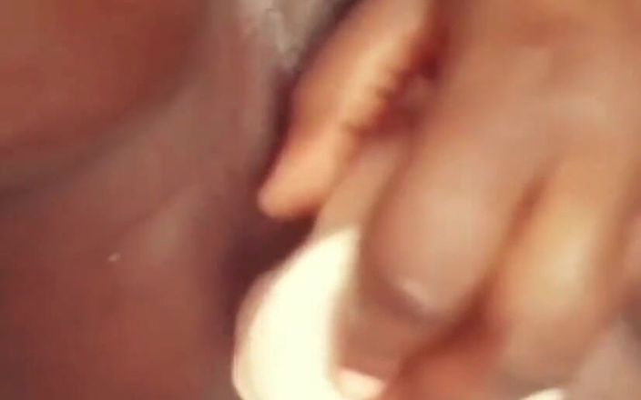 Juicy fat pussy: Video viral cewek kulit hitam lagi asik masturbasi sendirian