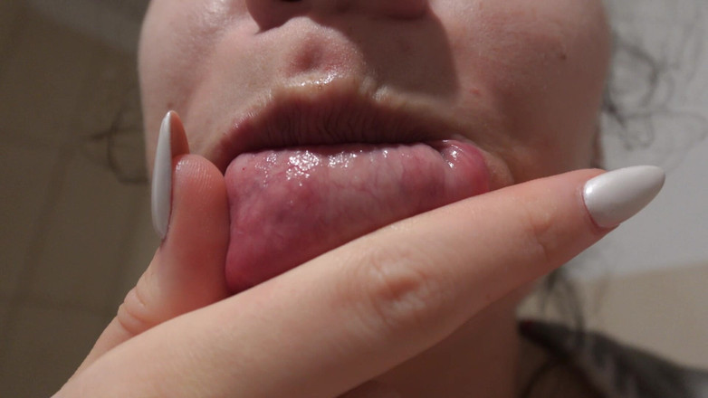 AmayaMori: Mi hermanastra india se cepilla los dientes y luego hace...