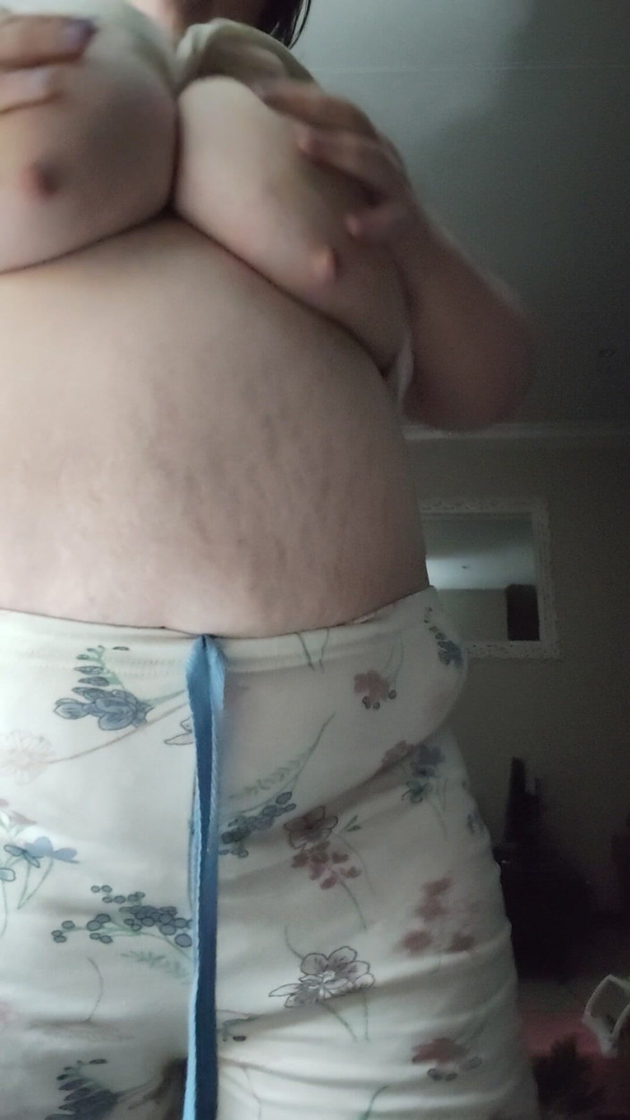 Aliceqii: İri güzel kadın atlıyor ve büyük göğüslerini aşağı yukarı sallıyor