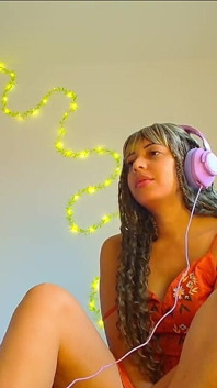 Petite Bellealiz reagisce all'hentai vip gts episodio 1