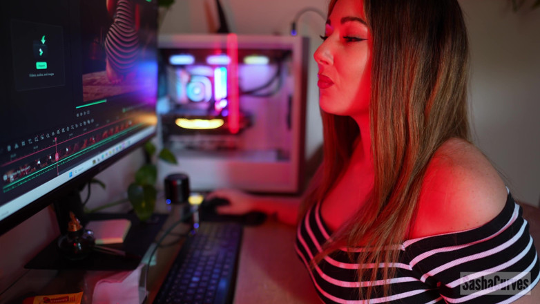 Sasha Curves: Giantess for Hire
