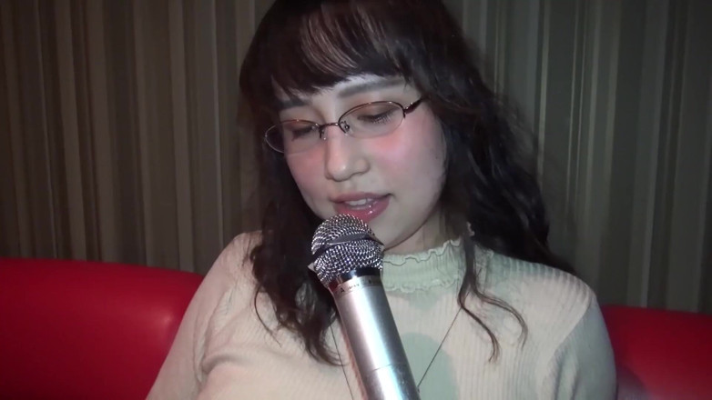 Asians in love: Азиатка в очках трахается в караоке