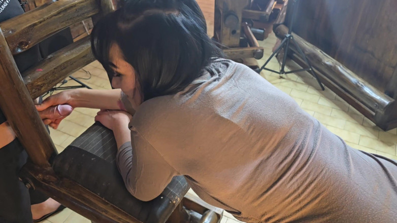 Sparowdox: 2人の友人が彼女のディルドに射精している間、ホットな妻のディルドファック
