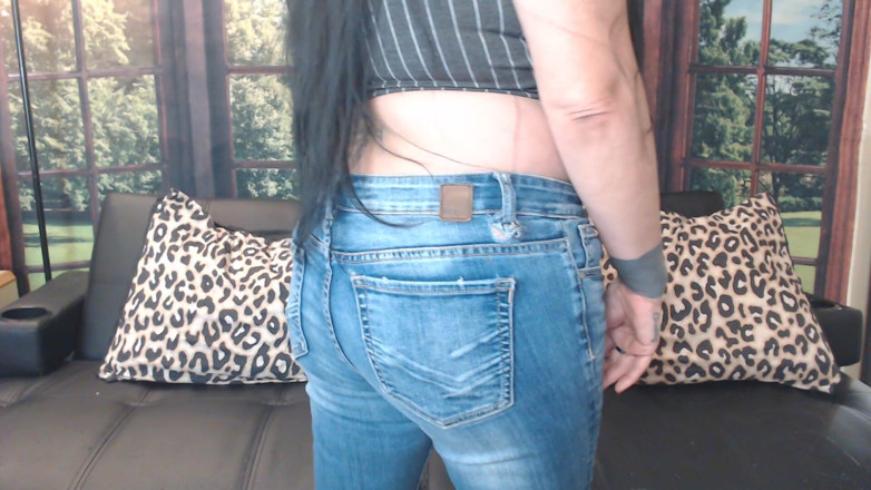 Abby Anna: Jeans balançando a bunda e apertando