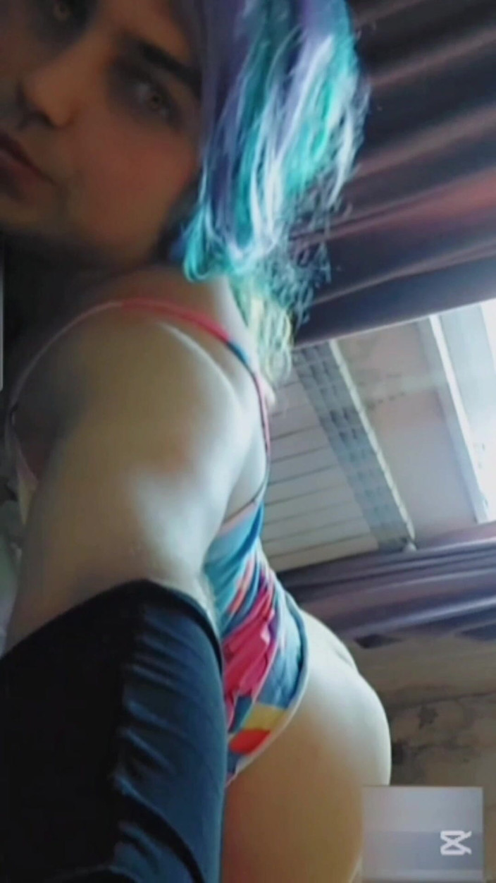 Kitty_Cross: Şeker giymiş bir femboy ateşli beyaz vücudunu kötü erkekleri cezbediyor