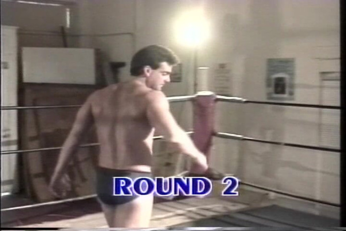 Gaylicious: Svalnatý hezký kluk má roztažený zadek ve wrestlingovém ringu
