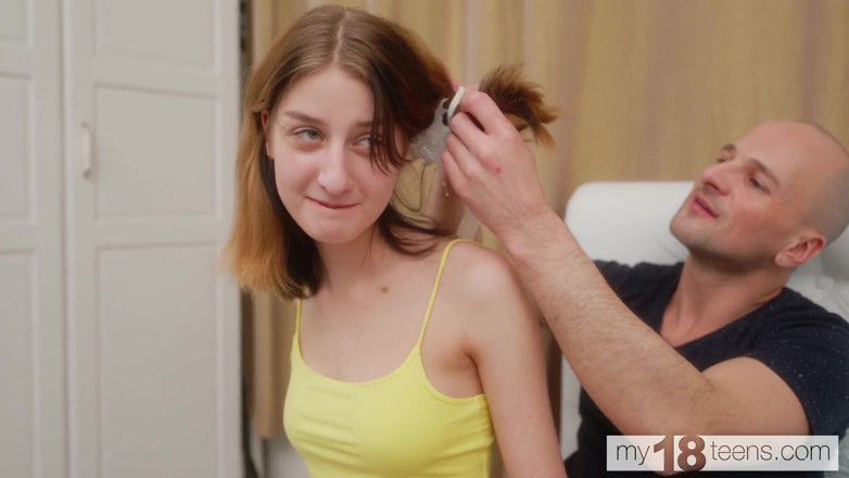 My 18 Teens: O careca deu para chupar seu pau e a fodeu...