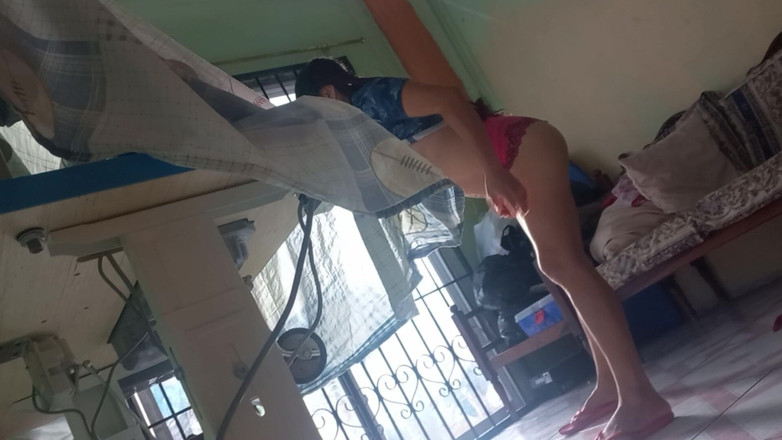 Martin13: Dairesine çok yavaş yürüyorum ve onu göğüslerine dokunuyor ve video kaydediyor