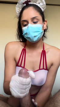 Une infirmière coquine devient salissante - branlette espagnole, pipe, éjaculation dans un masque