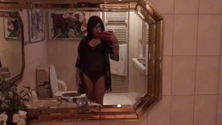 Tgirl Yaritza Vega: Темний стиль волосся