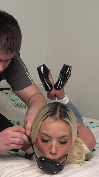 Lillys gewölbter hogtie & enger Penis-Gag challenge: machtlose sabbernde Unterwerfung! (voll))