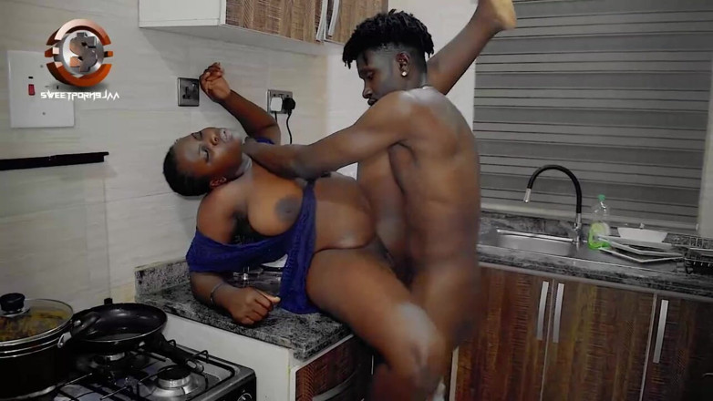 Tusweet9ja: Oga ngentot ganas pembantunya di dapur saat istrinya lagi di...