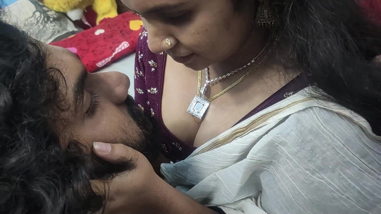 Vaigavarun45: Kerala Sari îndepărtarea țâțe suge pizda Lins și futai dur al cuplului indian...