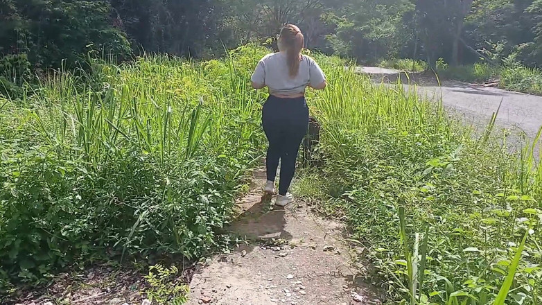 SugarPose: 胖乎乎的拉丁女郎在户外展示她的屁股和奶子