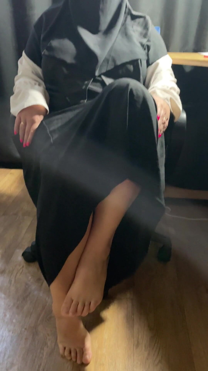 Lux Eva: Syrian MILF Shows Pussy