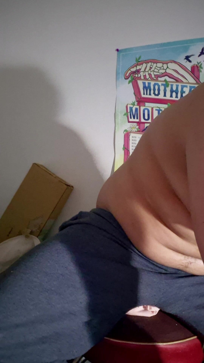 NakyJoss: Hulpeloze oprispingen ex-jock laat gasige balbuik vrij