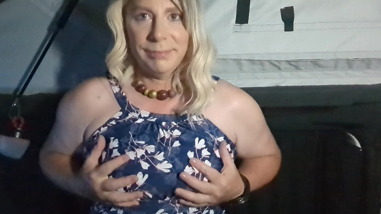 NikkiGee: Nikki robi się naga