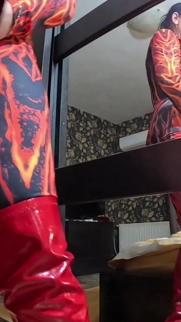 MilfyCalla: Rode nylon jumpsuit fetisj - cameltoe plagen, diepe pijpbeurt en klaarkomen...