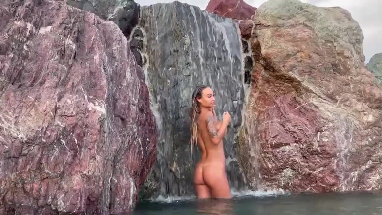 Monika Fox: Monika Fox nua em um lugar bonito