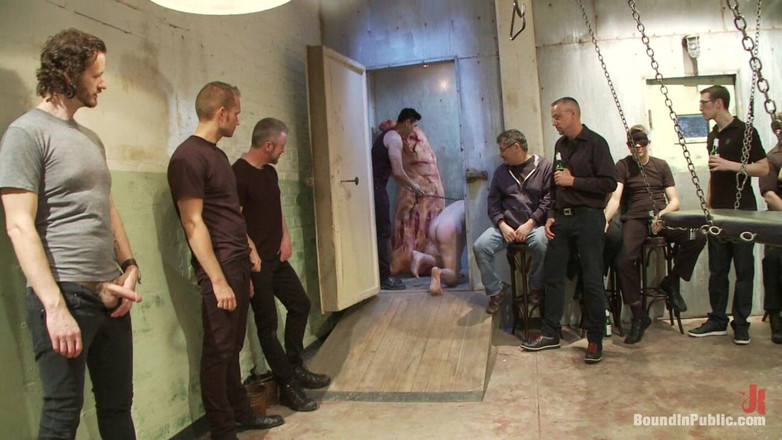 Bound in public: Gran semental obtiene su culo pulverizado en el matadero