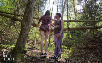 BettDuett: Menjolok dan mengongkek teman wanita saya di dalam hutan!!