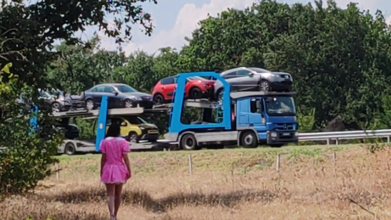 Za Za: Niewolnicza dziwka pokazuje swój różowy tyłek na autostradzie
