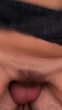 MiLF zenzera con figa pelosa lascia che il marito la scopi in cucina