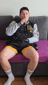 Aku lagi asik nonton bokong dengan baju pornhubku... Aku jadi terlalu semangat dan kehilangan kendali