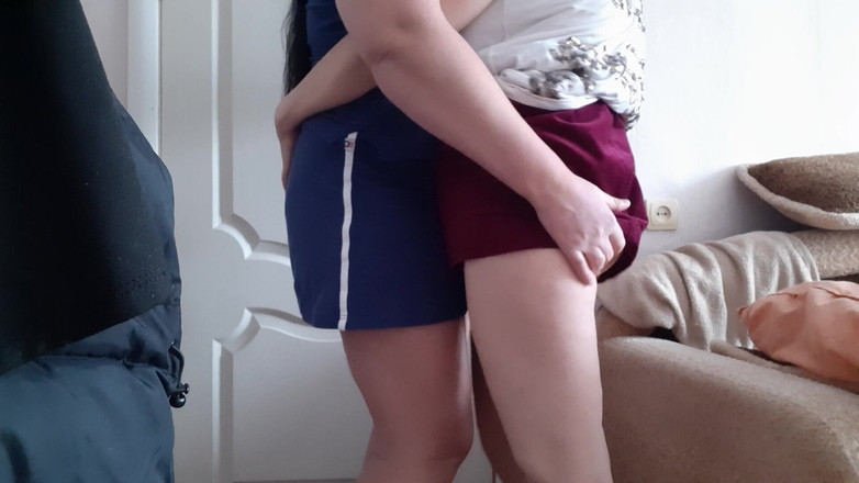 Lesbian-illusion: Twee getrouwde vriendinnen bedriegen hun echtgenoten in een andere kamer