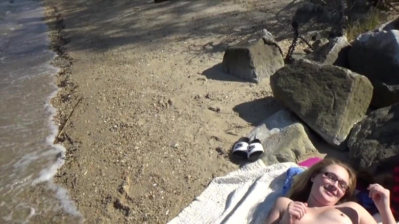 Real Amateur Sluts: Kloe e Jenna scopano sulla spiaggia!