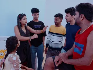 भारतीय गैंगबैंग बक्कोडी इंडी ऑडियो पर पूरी कमसिन पतली लड़की के साथ हार्डकोर सेक्स