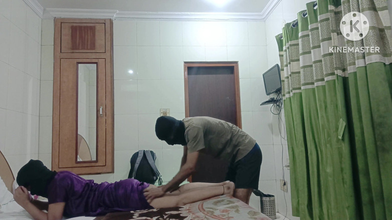 Poojakabir: 滴滴被带到酒店，给她按摩，然后她看着火辣的身体。