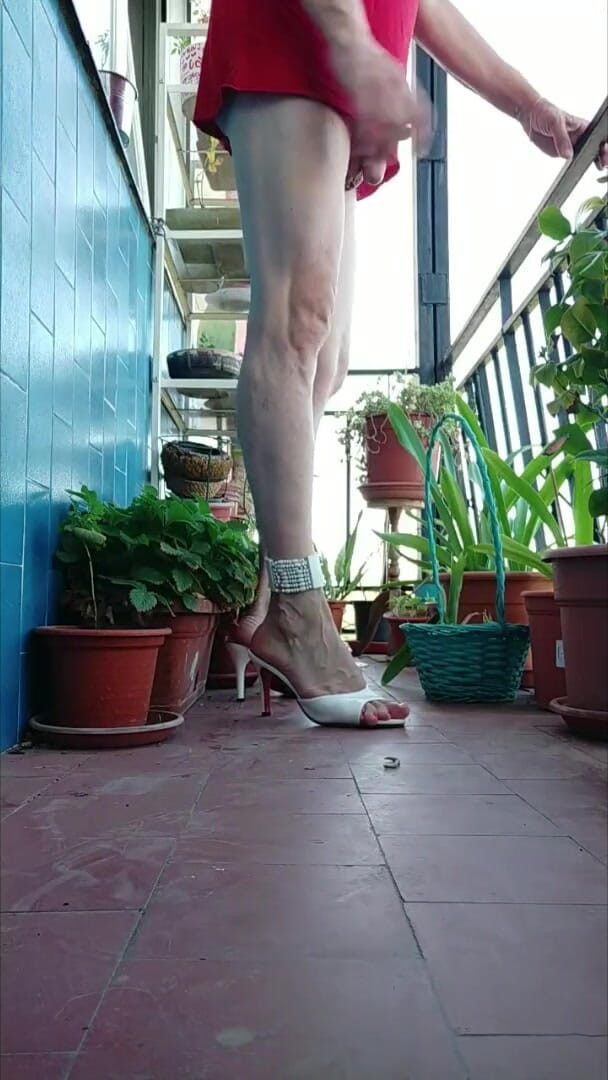 Carlatx: Una Sucia Furcia Jugando En La Terraza